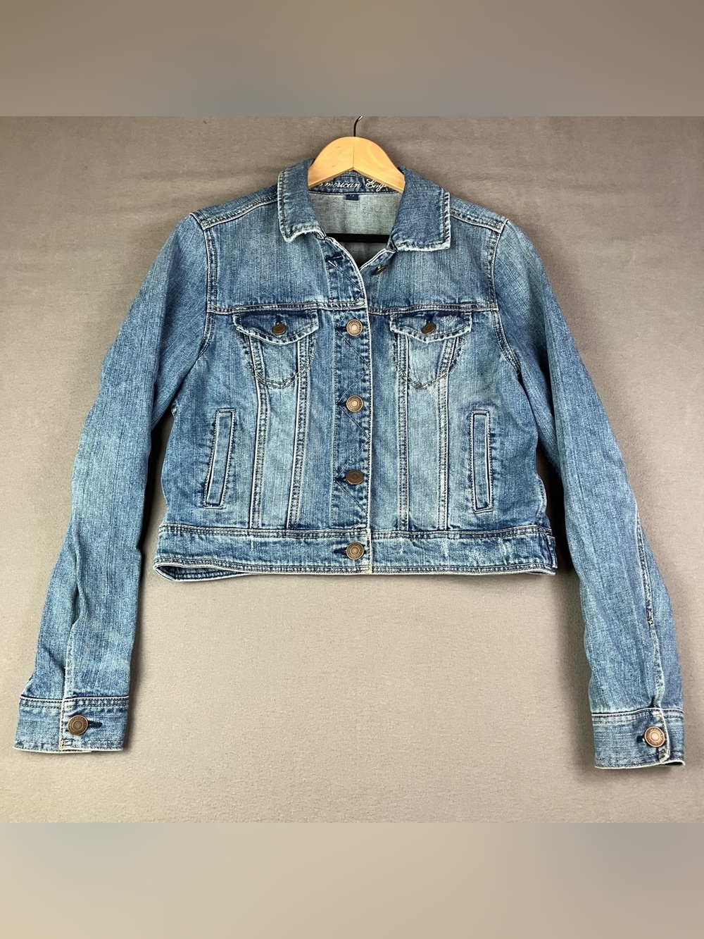 American Eagle Women’s Size L Cropped Denim Jean Trucker Jacket Blue Distressed.